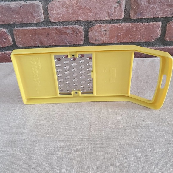 Vintage Rubbermaid Cheese Grater Vegetable Shedder - Picture 2 of 6